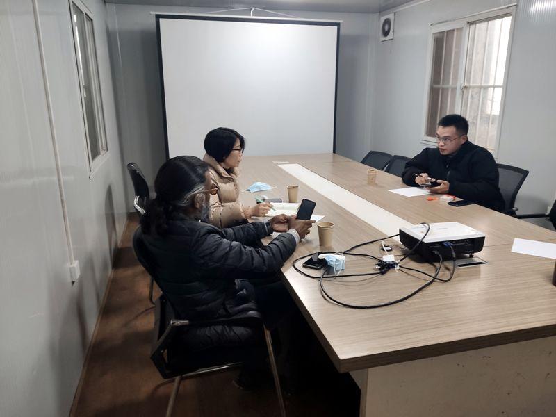 國外客戶來我廠考察，試駕奔馬小型壓路機