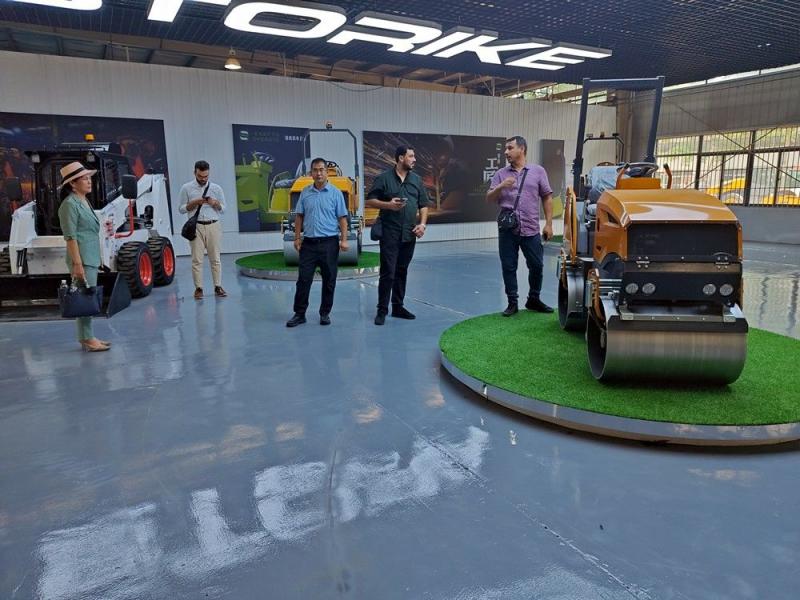 國外客戶來我廠參觀考察小型壓路機(jī)，并達(dá)成合作意向