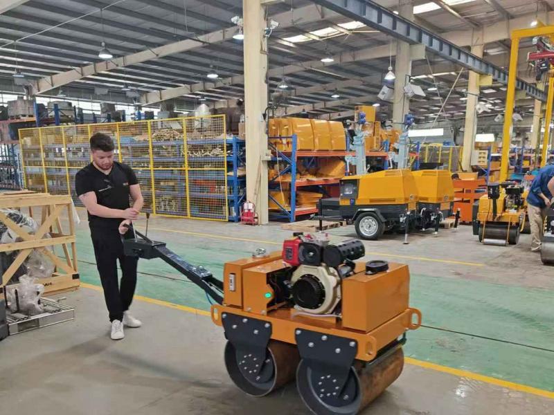 國外客戶來我廠參觀考察小型壓路機(jī)、移動照明車等產(chǎn)品